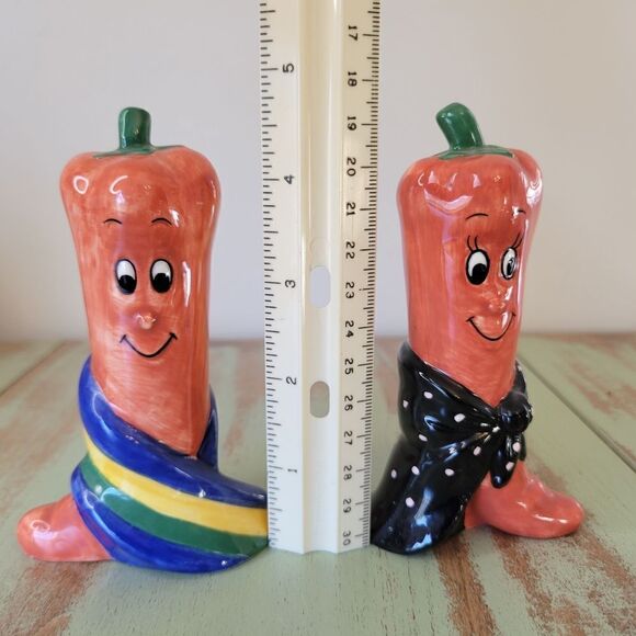 Charming Vintage Anthropomorphic Carrot Salt & Pepper Collectible Shakers - Picture 6 of 12